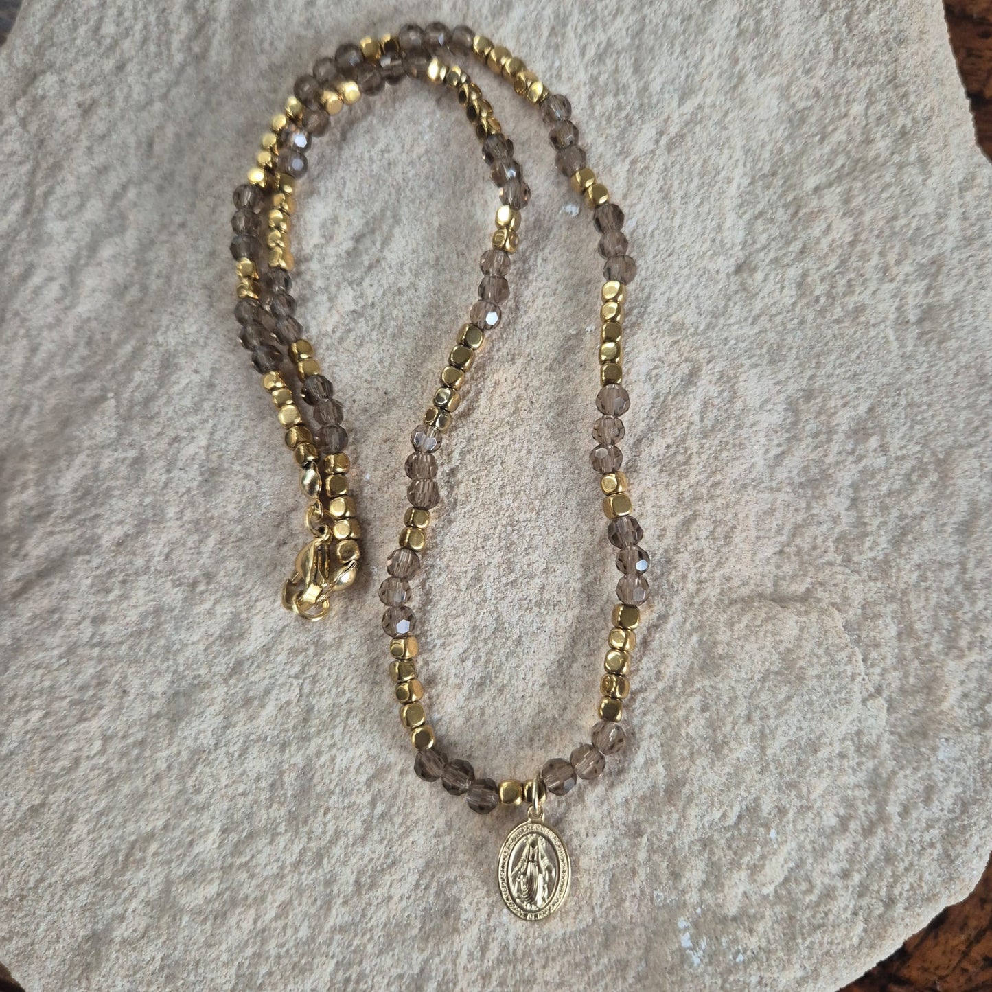 Collar dije Virgen - Hematite - Cristal Checo