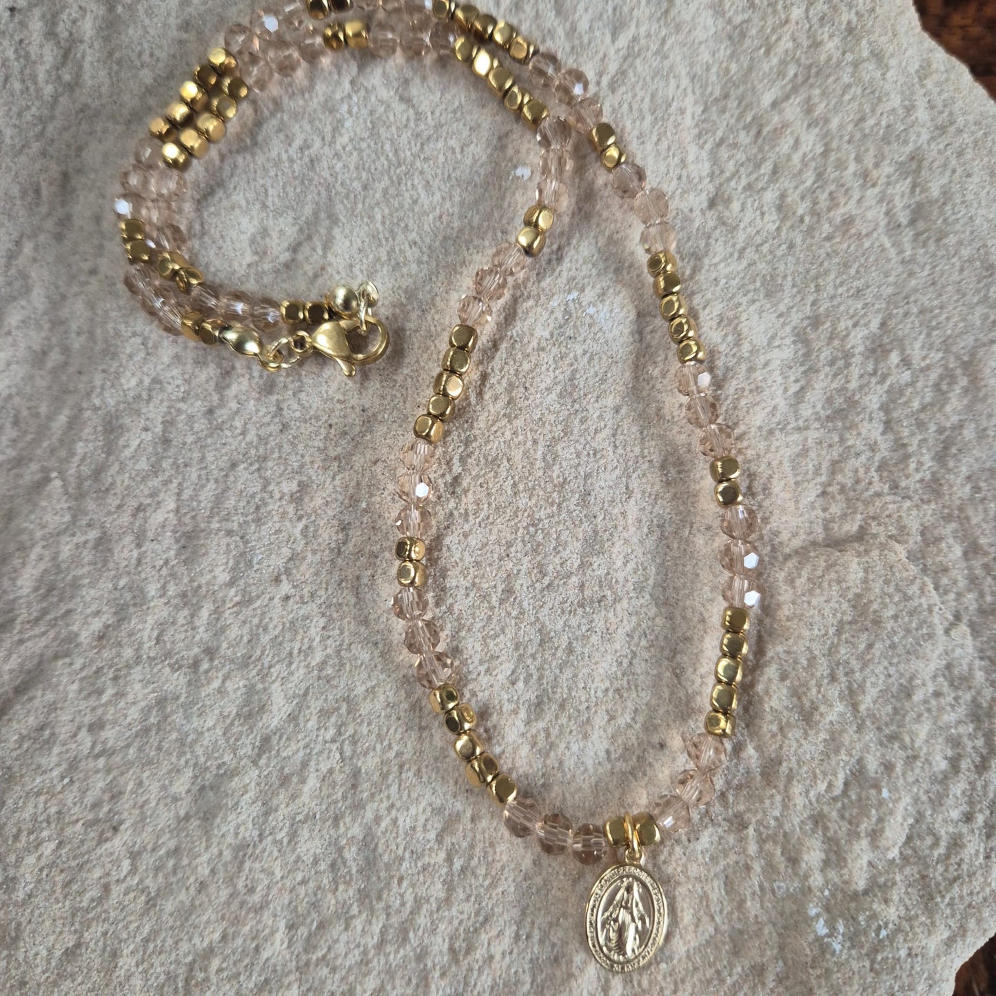 Collar dije Virgen - Hematite - Cristal Checo