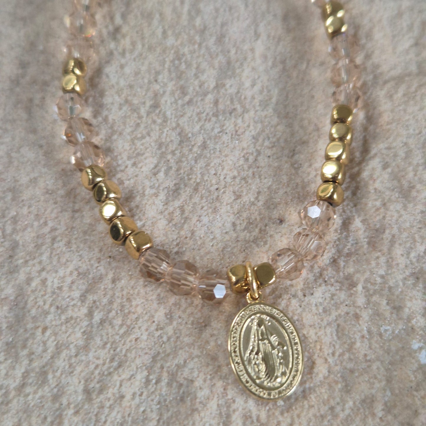 Collar dije Virgen - Hematite - Cristal Checo
